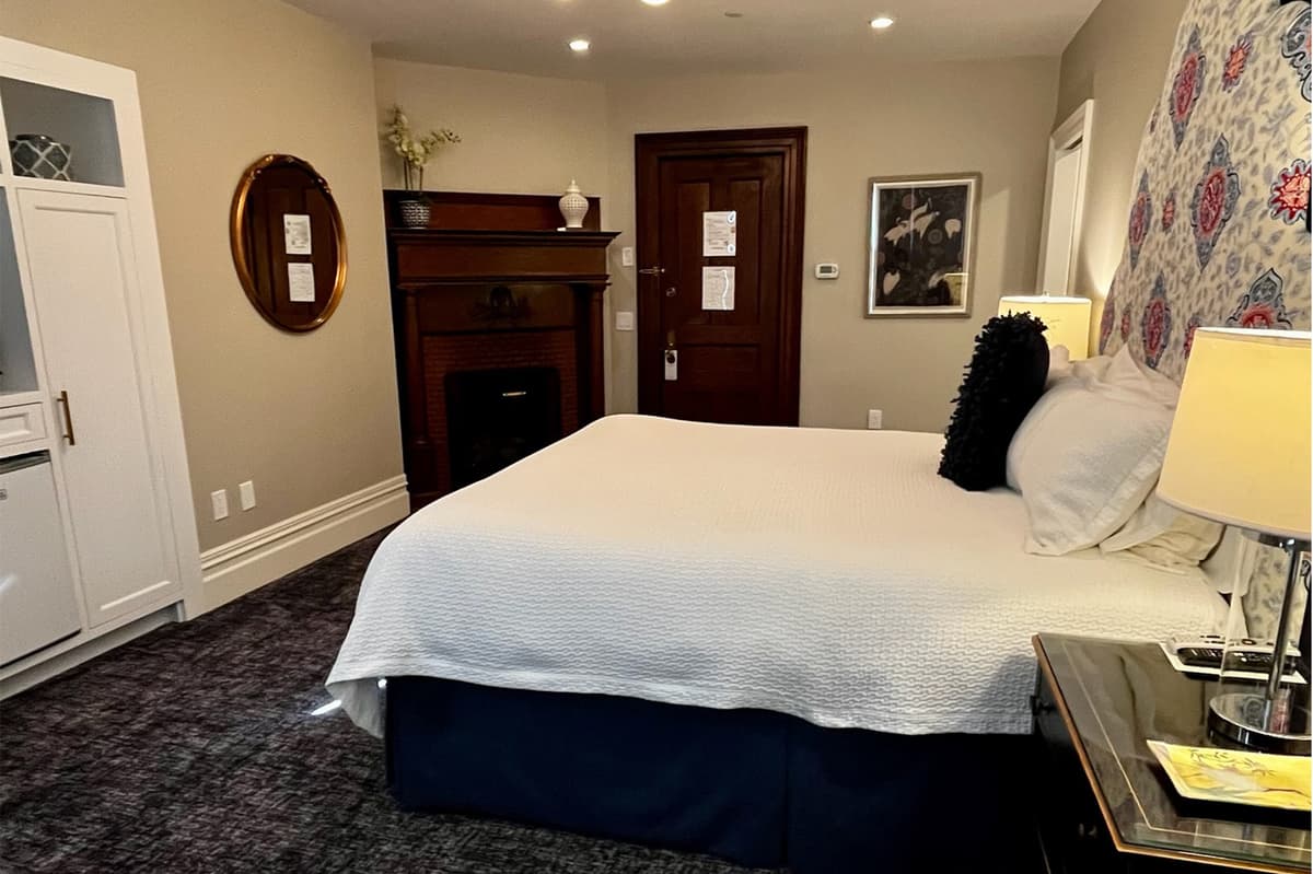 Room 105 — Signature King with fireplace and sitting area