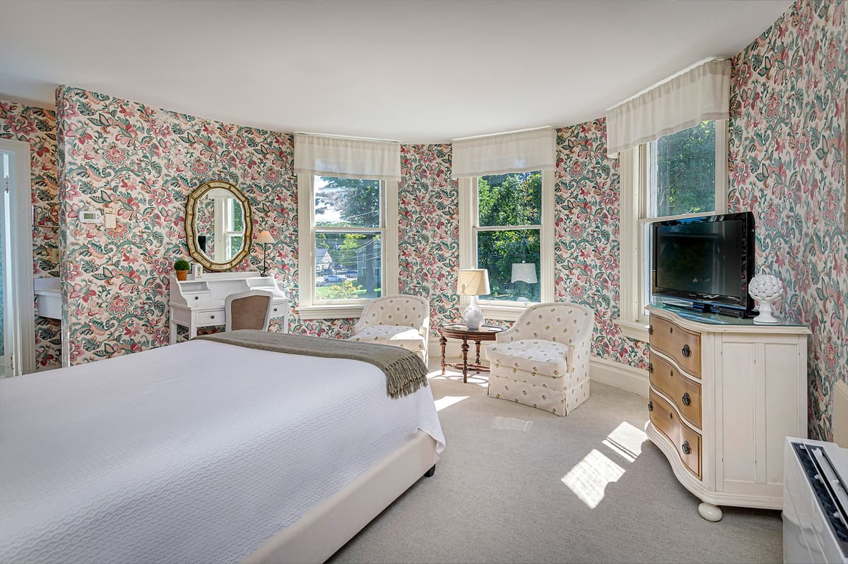 Room 201 — Queen Room with tub