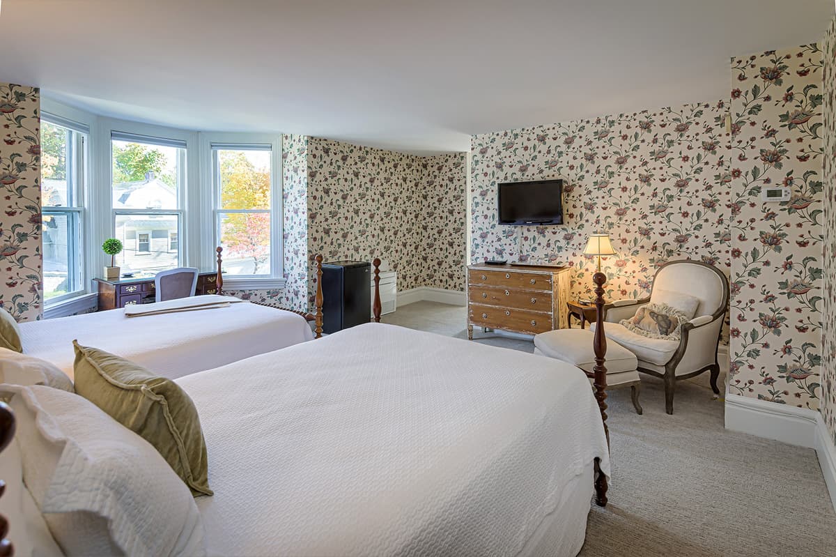Room 206 — Family Suite Double Queen with tub