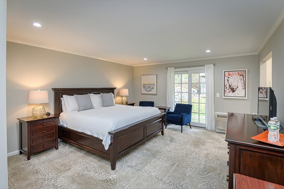 Room 401 — Cottage King Suite