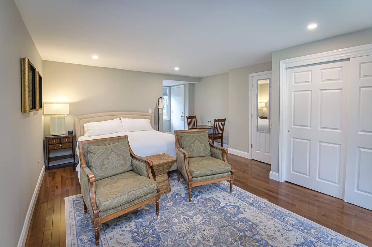 Room 402 — Cottage King Studio Suite